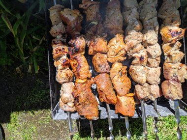 ateşte et pişirmek. Lezzetli kebap.