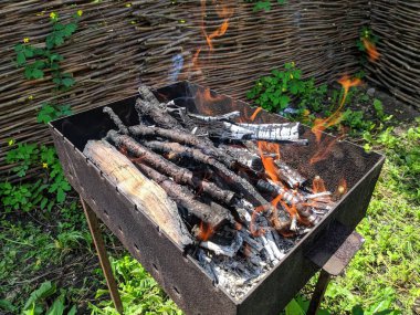 Barbeküde yangın. Güzel ateş. Yakacak odun yanıyor.