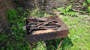 Barbeküde yangın. Güzel ateş. Yakacak odun yanıyor.