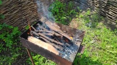 Barbeküde yangın. Güzel ateş. Yakacak odun yanıyor.