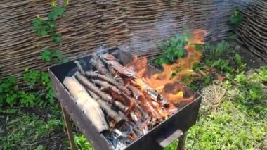 Barbeküde yangın. Güzel ateş. Yakacak odun yanıyor.