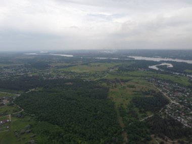Yüksek bir yerden manzara. yukarıdan gelen arazi.