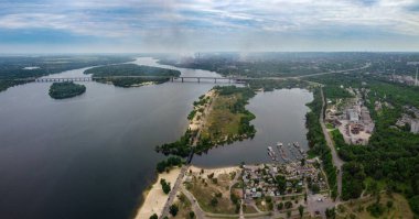 Yüksek bir yerden manzara. yukarıdan gelen arazi.
