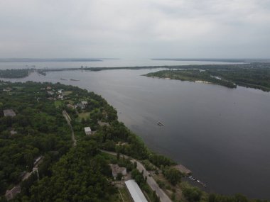 Yüksek bir yerden manzara. yukarıdan gelen arazi.