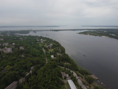 Yüksek bir yerden manzara. yukarıdan gelen arazi.