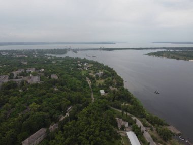 Yüksek bir yerden manzara. yukarıdan gelen arazi.