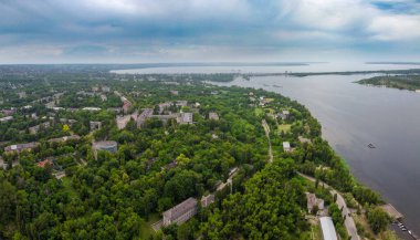 Yüksek bir yerden manzara. yukarıdan gelen arazi.