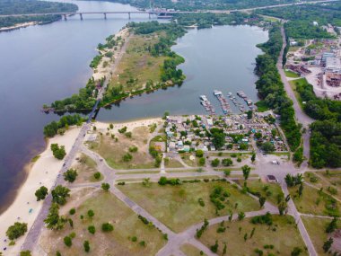 Yüksek bir yerden manzara. yukarıdan gelen arazi.