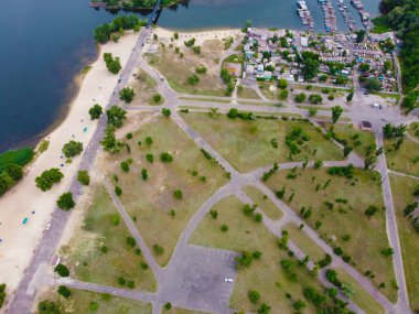 Yüksek bir yerden manzara. yukarıdan gelen arazi.