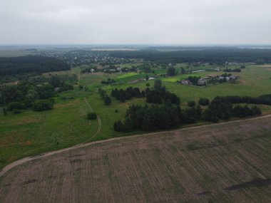 Yükseklerin bulutlu manzarası. İHA 'dan. Yukarıdan tarlalar ve ormanlar