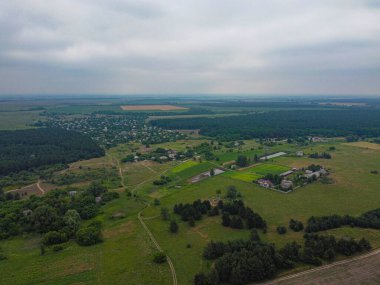 Yükseklerin bulutlu manzarası. İHA 'dan. Yukarıdan tarlalar ve ormanlar