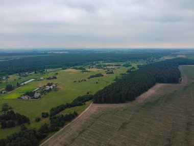 Yükseklerin bulutlu manzarası. İHA 'dan. Yukarıdan tarlalar ve ormanlar