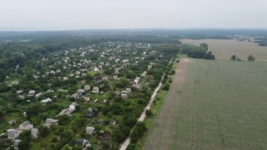 Yükseklerin bulutlu manzarası. İHA 'dan. Yukarıdan tarlalar ve ormanlar