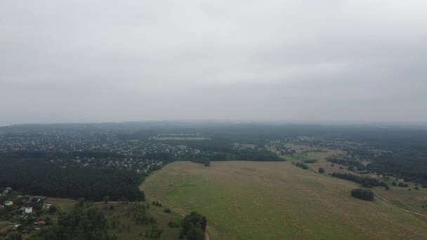 Paisagem Nublada Alturas Drone Campos Florestas Cima — Vídeo de Stock