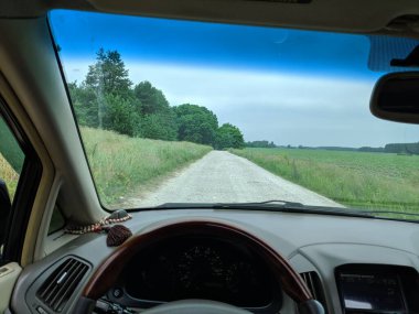 Kötü bir yolda bir arabada. Forest Yolu. Bir araba üzerinde off road. sürücü sürücüsü