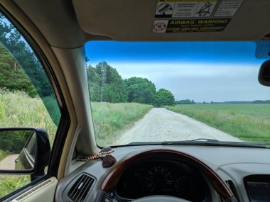 Kötü bir yolda bir arabada. Forest Yolu. Bir araba üzerinde off road. sürücü sürücüsü
