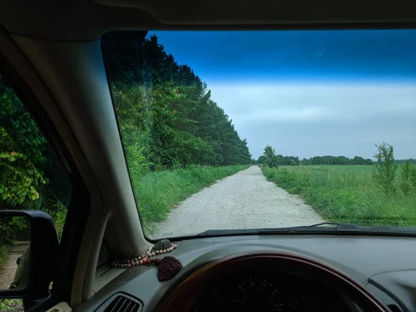 在一条糟糕的路上开车 森林路 在汽车的岔道上 司机驾驶 — 图库照片
