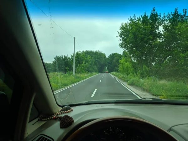 在一条糟糕的路上开车 森林路 在汽车的岔道上 司机驾驶 — 图库照片