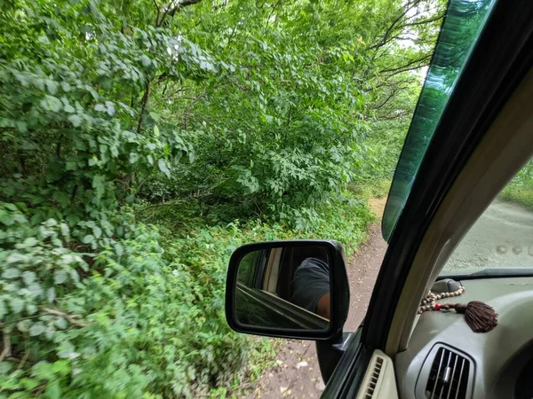 悪い道を走る車の中です 森の道 車の中でオフロード 運転手の運転 — ストック写真