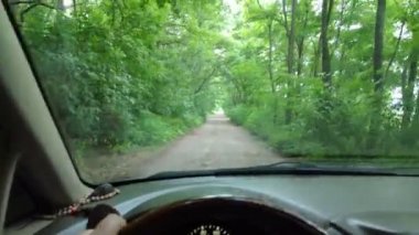Kötü bir yolda bir arabada. Forest Yolu. Bir araba üzerinde off road. sürücü sürücüsü