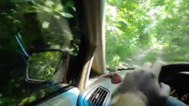 Kötü bir yolda bir arabada. Forest Yolu. Bir araba üzerinde off road. sürücü sürücüsü