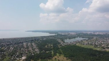 Yüksek bir yerden manzara. İHA 'dan arazi.