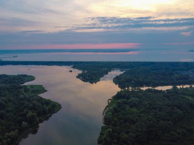 Yüksek bir yerden manzara. İHA 'dan arazi.