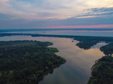 Yüksek bir yerden manzara. İHA 'dan arazi.