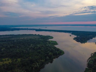 Yüksek bir yerden manzara. İHA 'dan arazi.