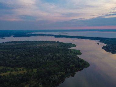 Yüksek bir yerden manzara. İHA 'dan arazi.
