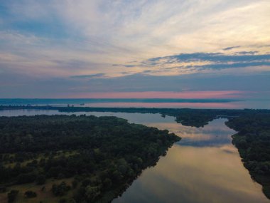 Yüksek bir yerden manzara. İHA 'dan arazi.