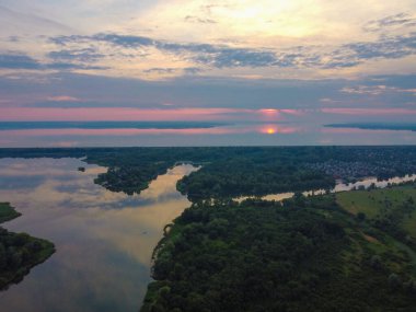 Yüksek bir yerden manzara. İHA 'dan arazi.