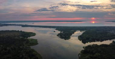 Yüksek bir yerden manzara. İHA 'dan arazi.