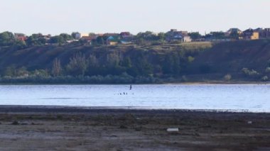 Güzel su. Sudaki yansıma. Denizin küçük dalgaları. Okyanus