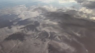 Güzel su. Sudaki yansıma. Denizin küçük dalgaları. Okyanus