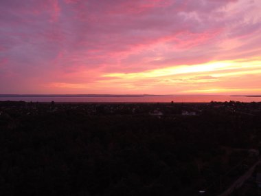 Güzel mor gün batımı. Gökyüzünden gün batımında manzara.