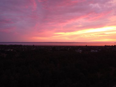 Güzel mor gün batımı. Gökyüzünden gün batımında manzara.