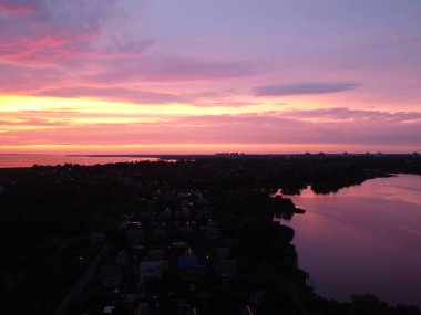 Güzel mor gün batımı. Gökyüzünden gün batımında manzara.