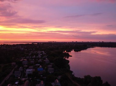 Güzel mor gün batımı. Gökyüzünden gün batımında manzara.
