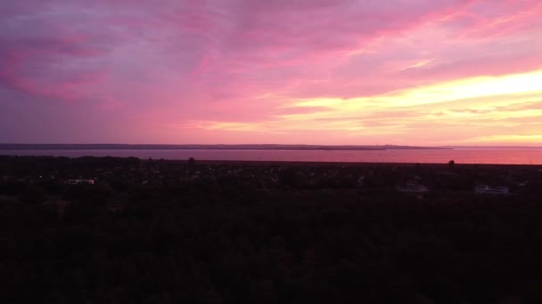 Wunderschöner Lila Sonnenuntergang Landschaft Bei Sonnenuntergang Aus Der Luft — Stockvideo