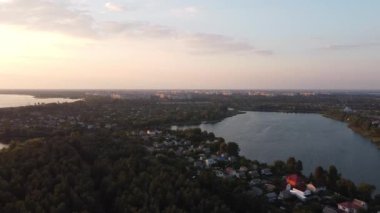 Uçuşun yüksekliğinden manzara. Yukarıdan kara parçası. İHA uçuşu