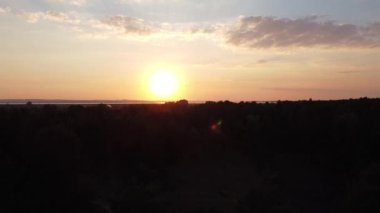 Uçuşun yüksekliğinden manzara. Yukarıdan kara parçası. İHA uçuşu