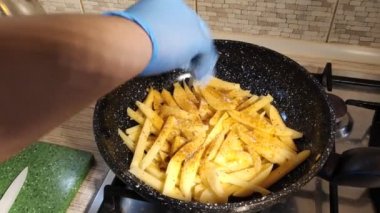Kızarmış patates. Kızarmış patates pişirmek. Ev mutfağı. Doğal yiyecek.