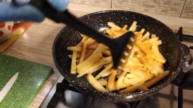 Kızarmış patates. Kızarmış patates pişirmek. Ev mutfağı. Doğal yiyecek.