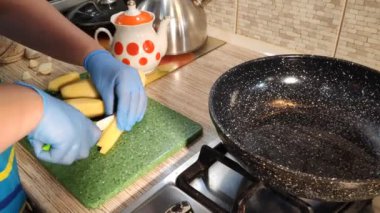 Kızarmış patates. Kızarmış patates pişirmek. Ev mutfağı. Doğal yiyecek.