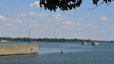 Nehir limanı. Dalgalar. Hidroelektrik santrali. Gemilerin geçidi