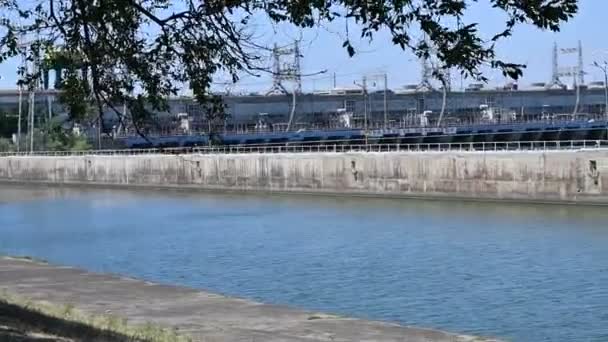 Porto Fluviale Frangiflutti Centrale Idroelettrica Porta Accesso Delle Navi — Video Stock