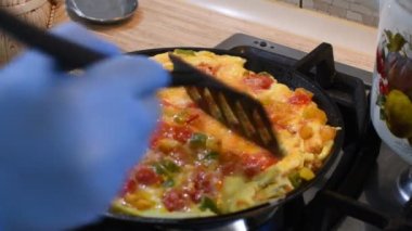 Çırpılmış yumurta pişirmek. Sebzeli omlet. Ev yapımı yemek..