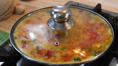 Çırpılmış yumurta pişirmek. Sebzeli omlet. Ev yapımı yemek..