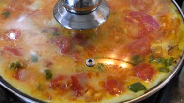 Çırpılmış yumurta pişirmek. Sebzeli omlet. Ev yapımı yemek..